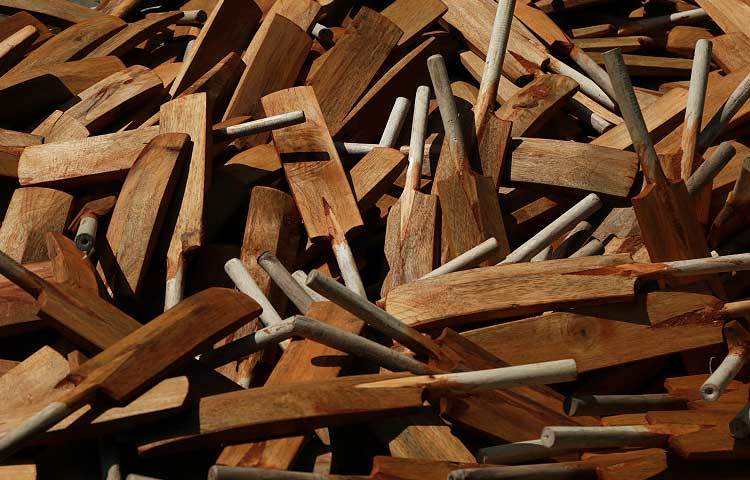 বাংলাদেশের ক্রিকেটারদের জন্য ব্যাট তৈরি অন্যতম কেন্দ্র যশোরের নরেন্দ্রপুর। ছবি: বিবিসি