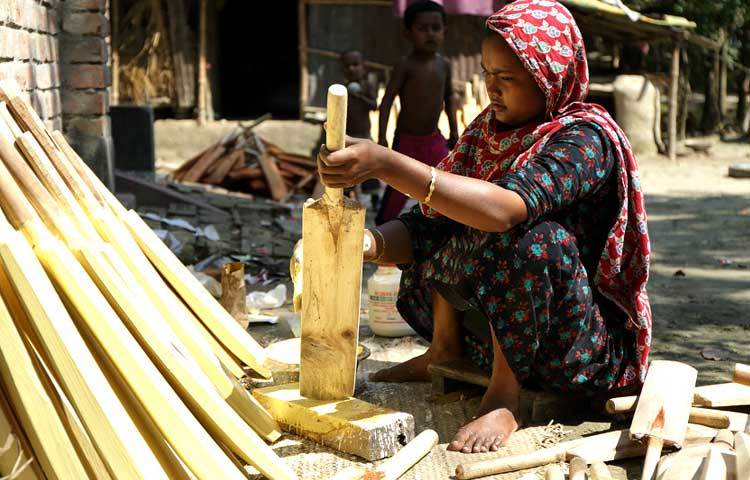 বাংলাদেশের ক্রিকেটারদের জন্য ব্যাট তৈরি অন্যতম কেন্দ্র যশোরের নরেন্দ্রপুর। ছবি: বিবিসি