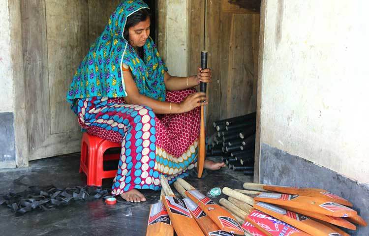বাংলাদেশের ক্রিকেটারদের জন্য ব্যাট তৈরি অন্যতম কেন্দ্র যশোরের নরেন্দ্রপুর। ছবি: বিবিসি