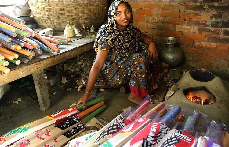 বাংলাদেশের ক্রিকেটারদের জন্য ব্যাট তৈরি অন্যতম কেন্দ্র যশোরের নরেন্দ্রপুর। ছবি: বিবিসি