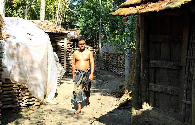 বাংলাদেশের ক্রিকেটারদের জন্য ব্যাট তৈরি অন্যতম কেন্দ্র যশোরের নরেন্দ্রপুর। ছবি: বিবিসি