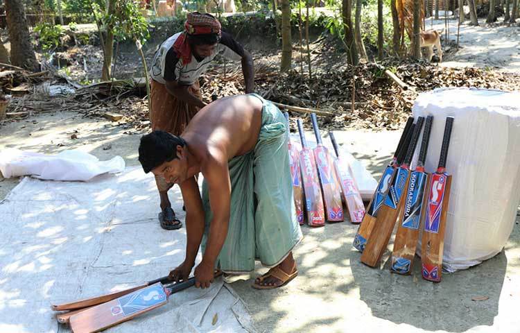 বাংলাদেশের ক্রিকেটারদের জন্য ব্যাট তৈরি অন্যতম কেন্দ্র যশোরের নরেন্দ্রপুর। ছবি: বিবিসি