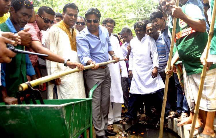 মঙ্গলবার রাজধানীতে ড্রেন পরিস্কার কাজের উদ্বোধন করেন ঢাকা দক্ষিণ সিটি করপোরেশনের মেয়র সাঈদ খোকন