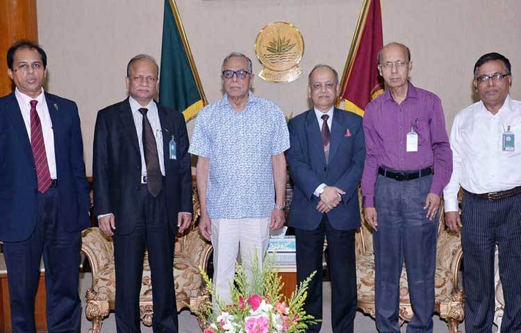 মঙ্গলবার বঙ্গভবনে রাষ্ট্রপতি আব্দুল হামিদ-এর সাথে বিশ্ববিদ্যালয় মঞ্জুরী কমিশনের নবনিযুক্ত চেয়ারম্যান অধ্যাপক আব্দুল মান্নানের নেতৃত্বে প্রতিনিধিদল সাক্ষাত করেন