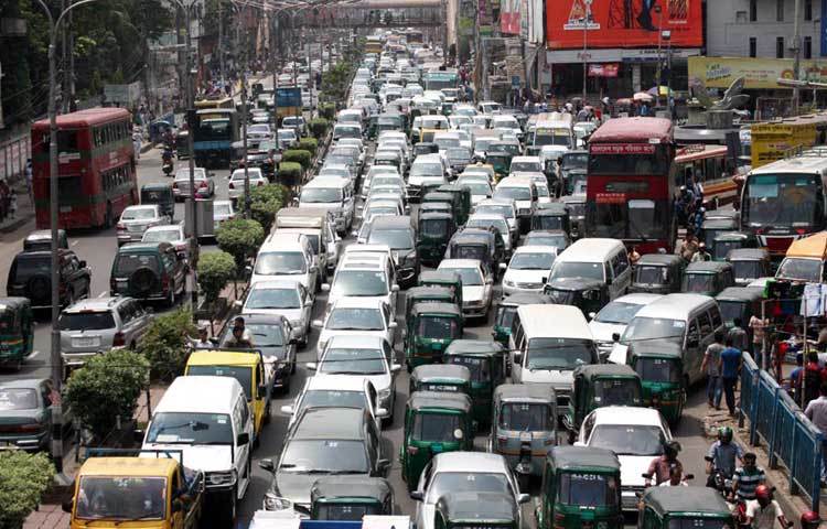 রাজধানীর কারওয়ান বাজার এলাকায় যানজটের ভোগান্তি