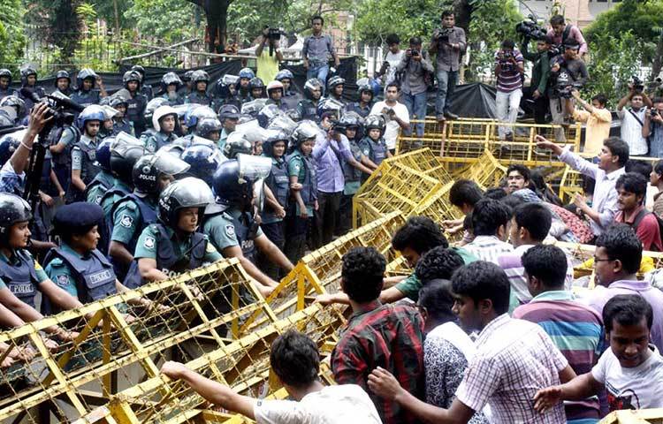 বুধবার বিশ্ববিদ্যালয়ের মধুর ক্যান্টিনে থেকে প্রগতিশীল ছাত্রজোট ও সাম্রাজ্যবাদবিরোধী ছাত্র ঐক্যের বিক্ষোভ মিছিল নিয়ে স্বরাষ্ট্র মন্ত্রণালয় অভিমুখে রওয়া হলে পুলিশ বাধা দেয়