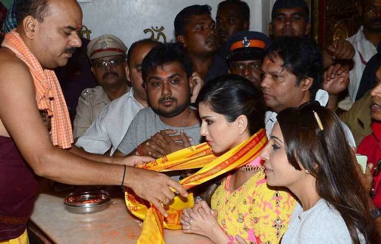 মুম্বাইয়ের একটি মন্দিরে হঠাৎ দেখা মিলল পর্ণ স্টার সানি লিওনের