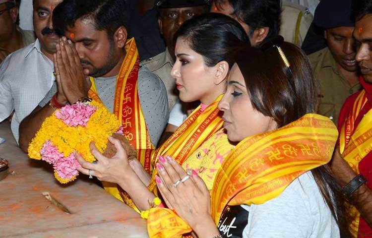 মুম্বাইয়ের একটি মন্দিরে হঠাৎ দেখা মিলল পর্ণ স্টার সানি লিওনের