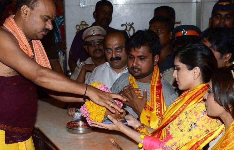 মুম্বাইয়ের একটি মন্দিরে হঠাৎ দেখা মিলল পর্ণ স্টার সানি লিওনের