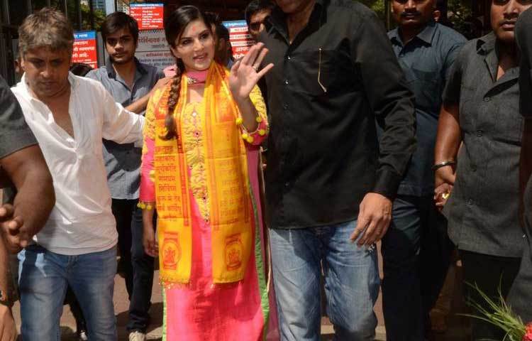 মুম্বাইয়ের একটি মন্দিরে হঠাৎ দেখা মিলল পর্ণ স্টার সানি লিওনের