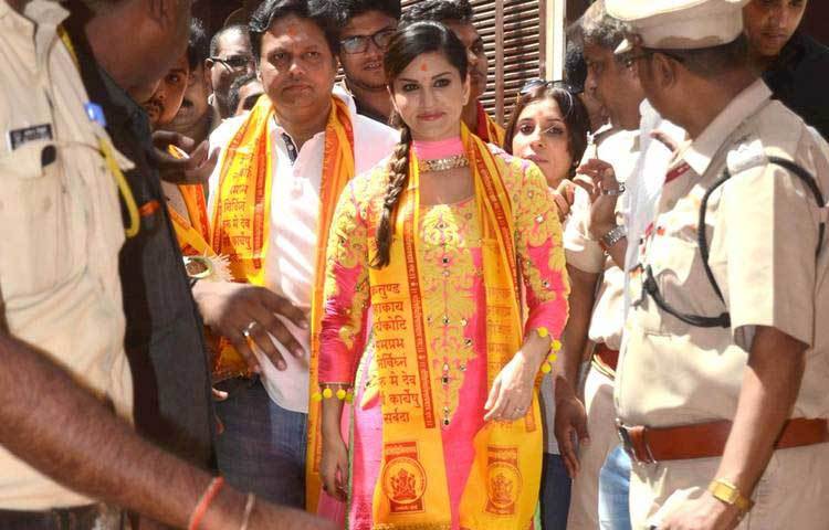 মুম্বাইয়ের একটি মন্দিরে হঠাৎ দেখা মিলল পর্ণ স্টার সানি লিওনের