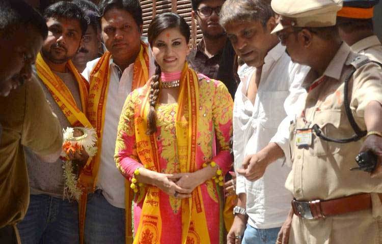 মুম্বাইয়ের একটি মন্দিরে হঠাৎ দেখা মিলল পর্ণ স্টার সানি লিওনের