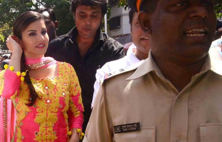 মুম্বাইয়ের একটি মন্দিরে হঠাৎ দেখা মিলল পর্ণ স্টার সানি লিওনের