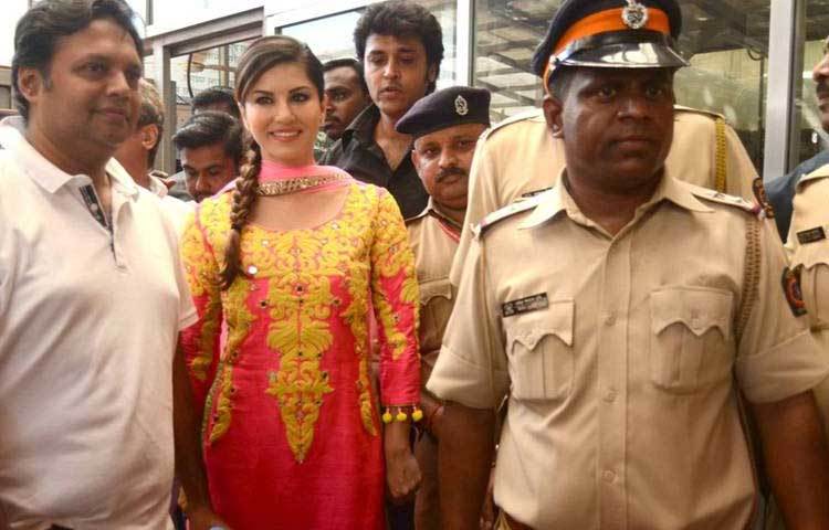 মুম্বাইয়ের একটি মন্দিরে হঠাৎ দেখা মিলল পর্ণ স্টার সানি লিওনের