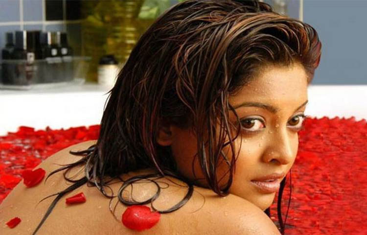 বাথটাবে তনুশ্রী