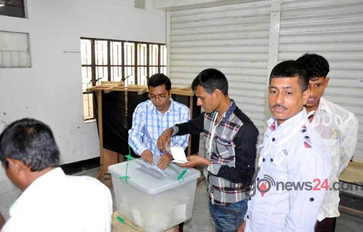 মঙ্গলবার সকাল ৮টা থেকে ঢাকা উত্তর ও দক্ষিণ সিটি কর্পোরেশনে চলছে ভোট গ্রহন