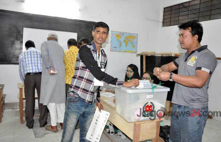 মঙ্গলবার সকাল ৮টা থেকে ঢাকা উত্তর ও দক্ষিণ সিটি কর্পোরেশনে চলছে ভোট গ্রহন