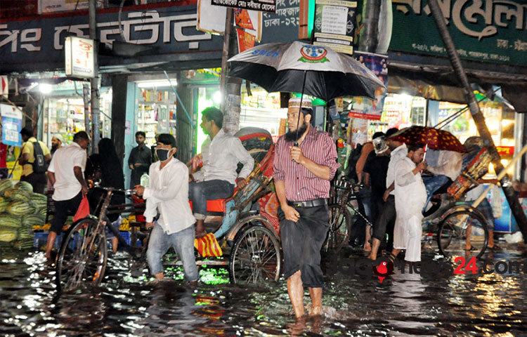 বৃষ্টিতে ভোগান্তি রাজধানীজুড়ে