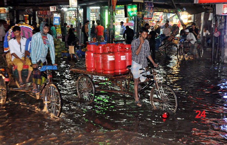 বৃষ্টিতে ভোগান্তি রাজধানীজুড়ে