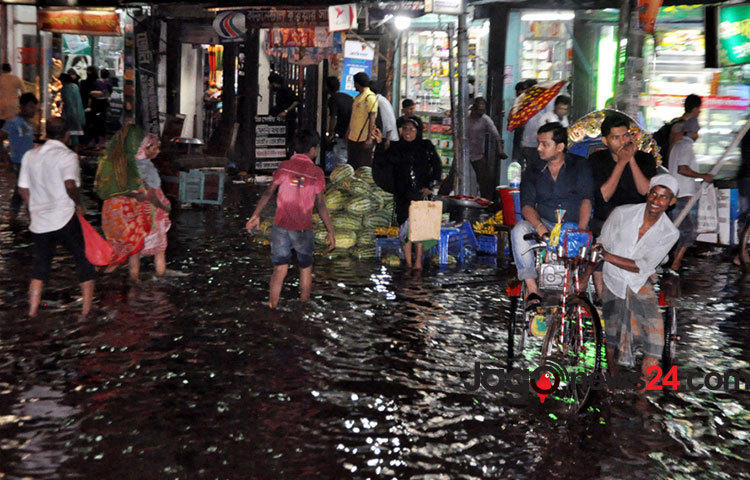 বৃষ্টিতে ভোগান্তি রাজধানীজুড়ে