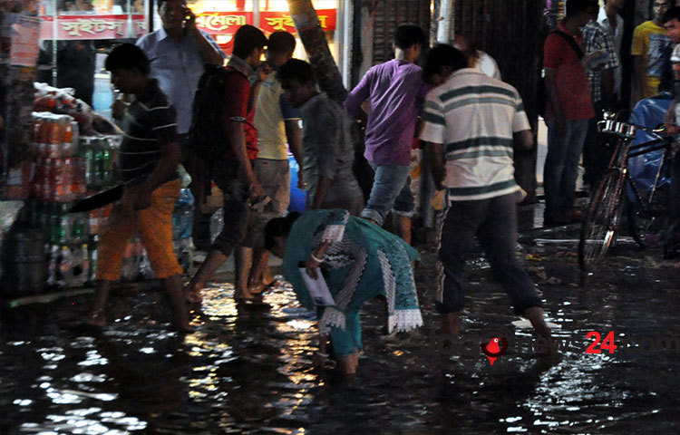 বৃষ্টিতে ভোগান্তি রাজধানীজুড়ে