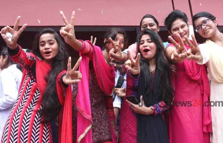 এসএসসি পরীক্ষায় সেরা শিক্ষা প্রতিষ্ঠানের তালিকায় প্রথম স্থান অর্জনকারী রাজধানীর ডেমরা শামসুল হক খান স্কুল অ্যান্ড কলেজের শিক্ষার্থীদের উল্লাস