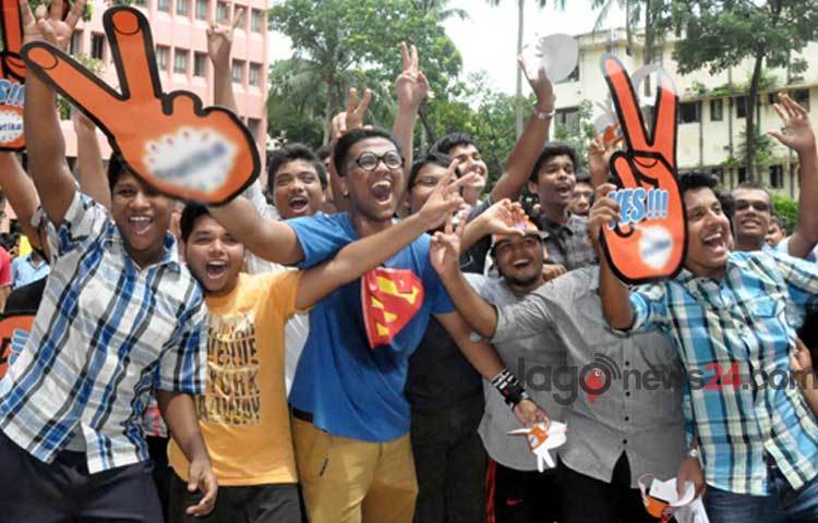 রাজধানীর আইডিয়াল স্কুল অ্যান্ড কলেজ থেকে এসএসসিতে জিপিএ-৫ প্রাপ্ত শিক্ষার্থীদের উল্লাস