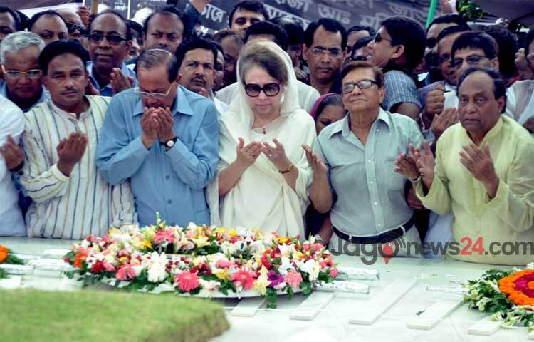 জিয়াউর রহমানের শাহাদাতবার্ষিকী উপলক্ষে শনিবার সকালে তার মাজারে পুষ্পস্তবক অর্পণ করেছেন বিএনপি চেয়ারপারসন খালেদা জিয়া