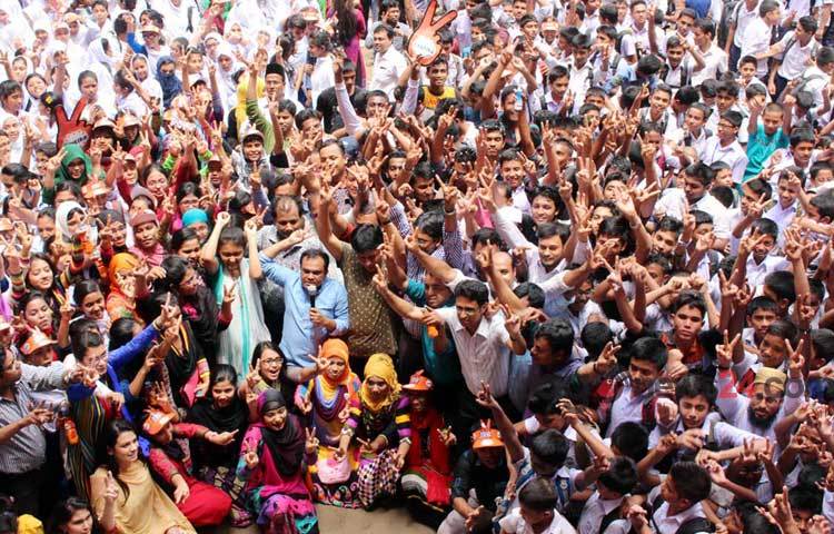 এসএসসি পরীক্ষায় সেরা শিক্ষা প্রতিষ্ঠানের তালিকায় প্রথম স্থান অর্জনকারী রাজধানীর ডেমরা শামসুল হক খান স্কুল অ্যান্ড কলেজের শিক্ষার্থীদের উল্লাস