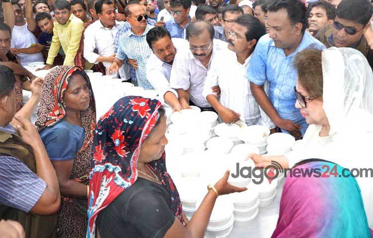 জিয়াউর রহমানের শাহাদাতবার্ষিকী উপলক্ষে শনিবার বিএনপি চেয়ারপারসন খালেদা জিয়া দুস্থদের মাঝে খাবার বিতরণ করেন