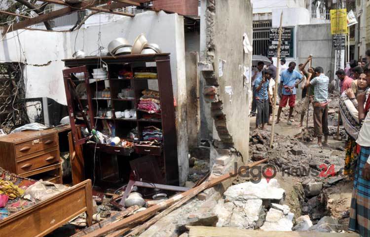 রাজধানীর কলাবাগানে শনিবার গ্যাসলাইন বিস্ফোরণে নারী ও শিশুসহ ৭ জন দগ্ধ