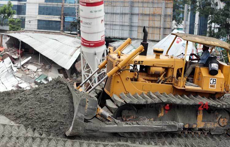 রাজধানীর কারওয়ান বাজারে ন্যাশনাল ব্যাংকের নির্মাণাধীন টুইন টাওয়ার ভবনের বেজমেন্ট ধসে বন্ধ হয়ে গেছে রাস্তা