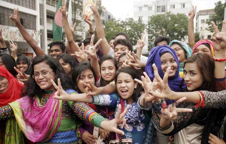 এসএসসিতে দ্বিতীয় স্থান অধিকারকারী রাজউক উত্তরা মডেল স্কুল অ্যান্ড কলেজের শিক্ষার্থীদের উল্লাস