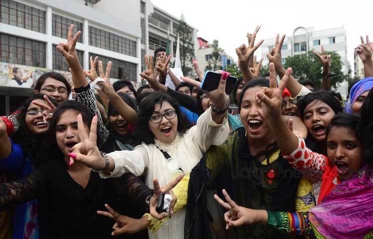 এসএসসিতে দ্বিতীয় স্থান অধিকারকারী রাজউক উত্তরা মডেল স্কুল অ্যান্ড কলেজের শিক্ষার্থীদের উল্লাস