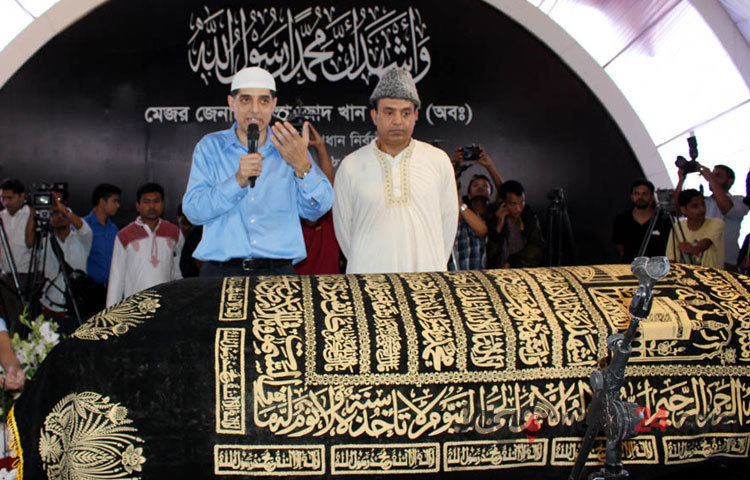 শেষবারের মতো দেখতে সামরিক জাদুঘরে কিছুক্ষণের জন্য রাখা হয় দেশের অন্যতম বৃহৎ শিল্প পরিবার প্রাণ-আরএফএল গ্রুপের প্রতিষ্ঠা ও প্রধান নির্বাহী মেজর জেনারেল (অব.) আমজাদ খান চৌধুরীর মরদেহ