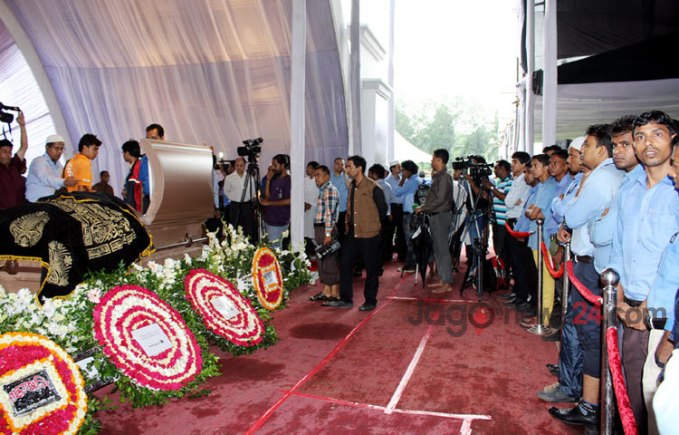 শেষবারের মতো দেখতে সামরিক জাদুঘরে কিছুক্ষণের জন্য রাখা হয় দেশের অন্যতম বৃহৎ শিল্প পরিবার প্রাণ-আরএফএল গ্রুপের প্রতিষ্ঠা ও প্রধান নির্বাহী মেজর জেনারেল (অব.) আমজাদ খান চৌধুরীর মরদেহ