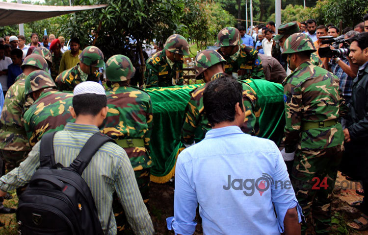 দেশের অন্যতম বৃহৎ শিল্প পরিবার প্রাণ-আরএফএল গ্রুপের প্রতিষ্ঠা ও প্রধান নির্বাহী মেজর জেনারেল (অব.) আমজাদ খান চৌধুরীর মরদেহ বনানী সামরিক কবরস্থানে নিয়ে যাচ্ছেন সেনাবাহিনী