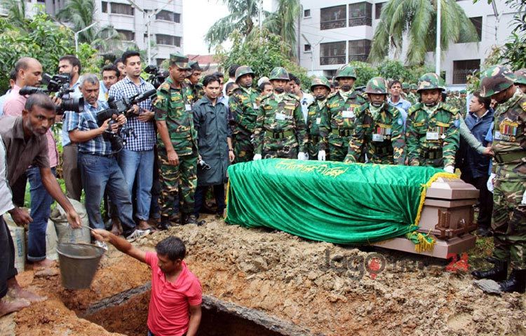 রাজধানীর বনানী সামরিক কবরস্থানে দেশের অন্যতম বৃহৎ শিল্প পরিবার প্রাণ-আরএফএল গ্রুপের প্রতিষ্ঠা ও প্রধান নির্বাহী মেজর জেনারেল (অব.) আমজাদ খান চৌধুরীকে দাফন