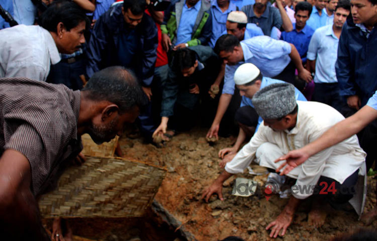 রাজধানীর বনানী সামরিক কবরস্থানে দেশের অন্যতম বৃহৎ শিল্প পরিবার প্রাণ-আরএফএল গ্রুপের প্রতিষ্ঠা ও প্রধান নির্বাহী মেজর জেনারেল (অব.) আমজাদ খান চৌধুরীকে দাফন