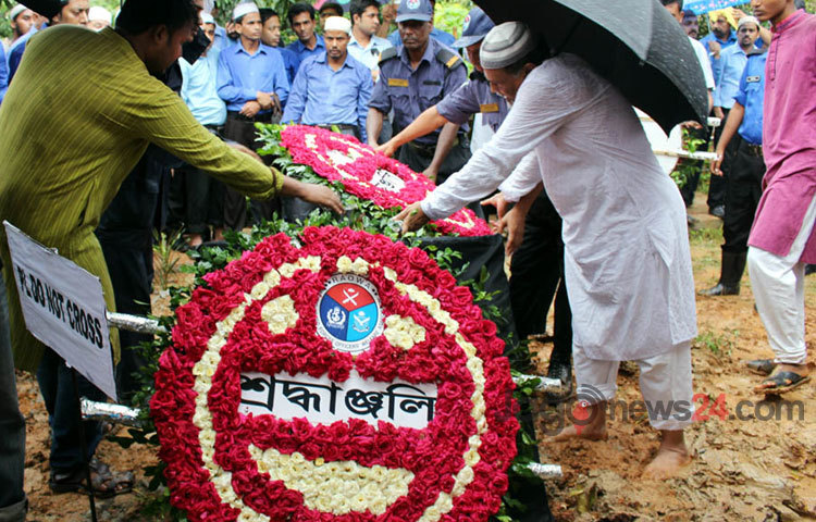 রাজধানীর বনানী সামরিক কবরস্থানে দেশের অন্যতম বৃহৎ শিল্প পরিবার প্রাণ-আরএফএল গ্রুপের প্রতিষ্ঠা ও প্রধান নির্বাহী মেজর জেনারেল (অব.) আমজাদ খান চৌধুরীকে দাফন
