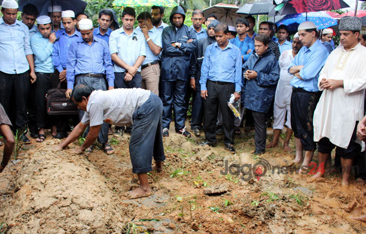 রাজধানীর বনানী সামরিক কবরস্থানে দেশের অন্যতম বৃহৎ শিল্প পরিবার প্রাণ-আরএফএল গ্রুপের প্রতিষ্ঠা ও প্রধান নির্বাহী মেজর জেনারেল (অব.) আমজাদ খান চৌধুরীকে দাফন