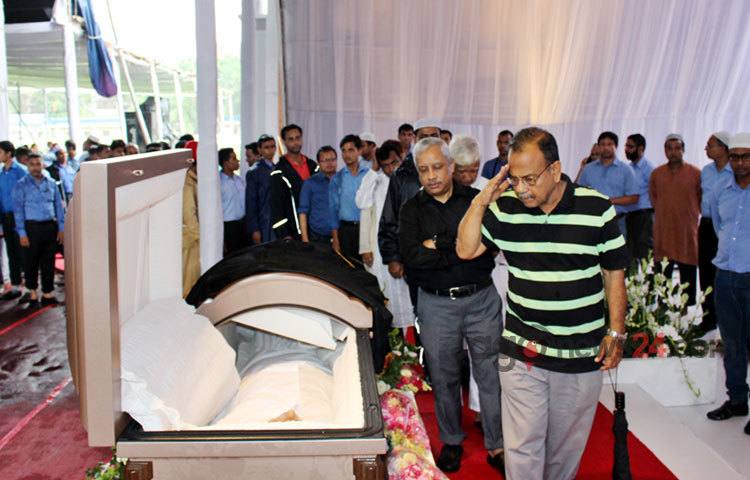 শেষবারের মতো দেখতে সামরিক জাদুঘরে কিছুক্ষণের জন্য রাখা হয় দেশের অন্যতম বৃহৎ শিল্প পরিবার প্রাণ-আরএফএল গ্রুপের প্রতিষ্ঠা ও প্রধান নির্বাহী মেজর জেনারেল (অব.) আমজাদ খান চৌধুরীর মরদেহ