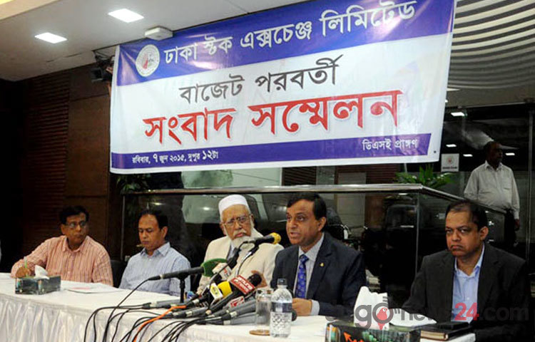 রোববার ডিএসই প্রাঙ্গণ ঢাকা স্টক এক্সচেঞ্জ লিমিটেড আয়োজিত বাজেট পরবর্তী সংবাদ সম্মেলনে উপস্থিত অতিথিবৃন্দ