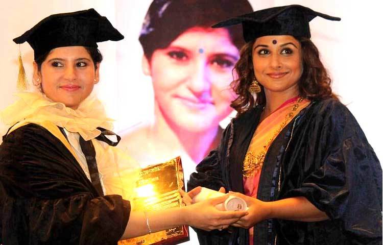 গত সোমবার মুম্বইয়ে আয়োজিত সমাবর্তনে বিশ্ববিদ্যালয়ের চ্যান্সেলরের সঙ্গে বিদ্যা...