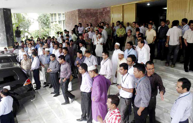 মহাব্যবস্থাপক পদে চুক্তিভিত্তিক নিয়োগের প্রতিবাদে রোববার বেলা সাড়ে ১২টা থেকে বাংলাদেশ ব্যাংকের কর্মীরা প্রধান কার্যালয়ের সামনে অবস্থান কর্মসূচি পালন করে