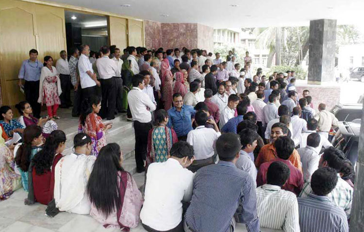 মহাব্যবস্থাপক পদে চুক্তিভিত্তিক নিয়োগের প্রতিবাদে রোববার বেলা সাড়ে ১২টা থেকে বাংলাদেশ ব্যাংকের কর্মীরা প্রধান কার্যালয়ের সামনে অবস্থান কর্মসূচি পালন করে