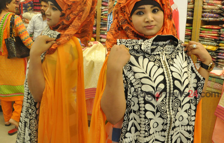 ঈদের শেষ মুহূর্তের কেনাকাটায় ব্যস্ত মানুষ। রাজধানীর বিভিন্ন মার্কেটের চিত্র-