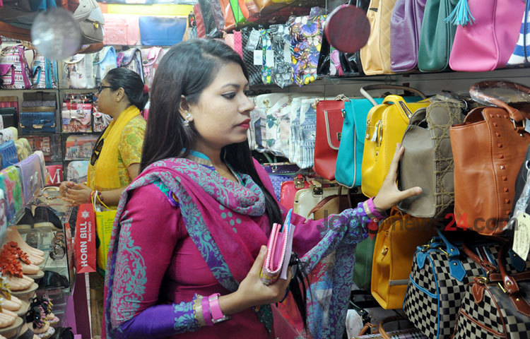 ঈদের শেষ মুহূর্তের কেনাকাটায় ব্যস্ত মানুষ। রাজধানীর বিভিন্ন মার্কেটের চিত্র-