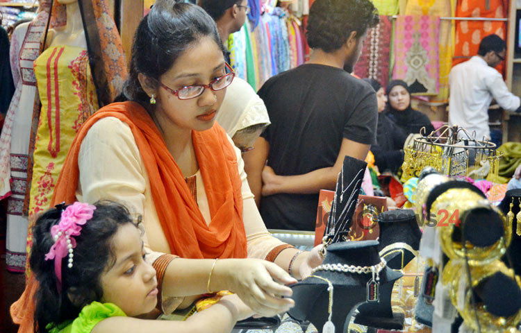 ঈদের শেষ মুহূর্তের কেনাকাটায় ব্যস্ত মানুষ। রাজধানীর বিভিন্ন মার্কেটের চিত্র-