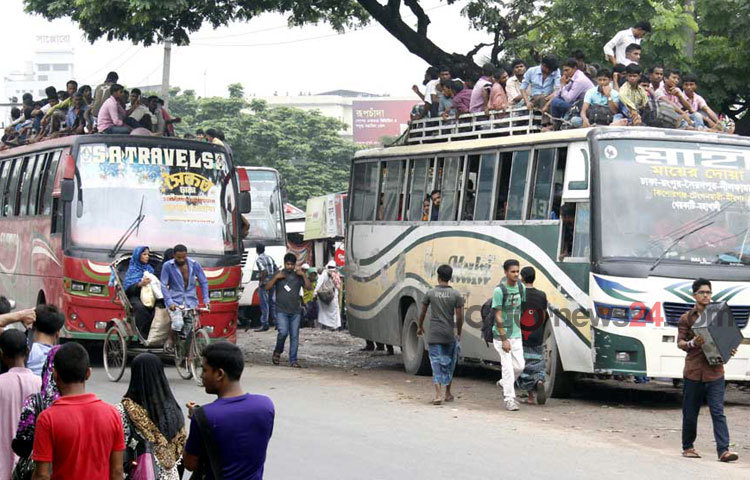 আসন্ন ঈদুল ফিতরে প্রিয় জনদের সঙ্গে ঈদ আনন্দ উপভোগ করতে বাড়ির উদ্দেশ্যে নগর ছাড়তে শুরু করেছেন ঘরমুখো মানুষ। শেষ মুহূর্তে যানবাহনগুলোর কোথাও কোনো ফাঁকা নেই